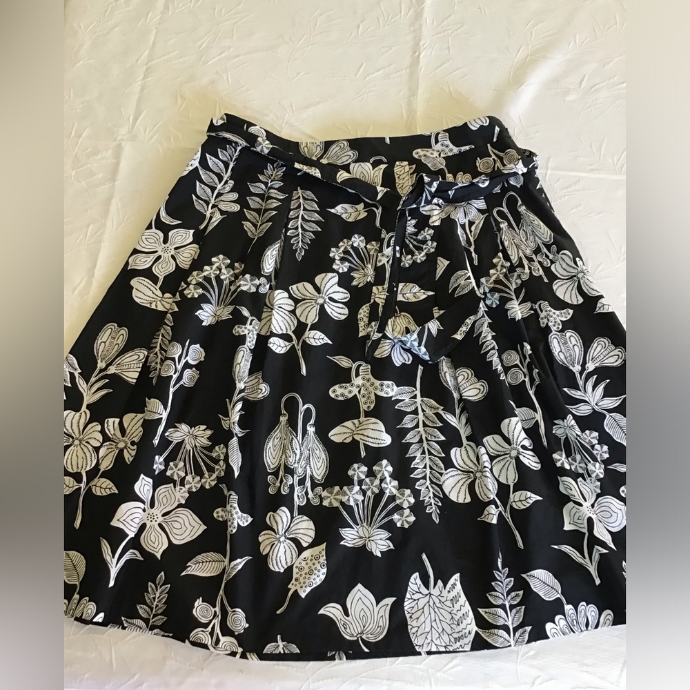 Beautiful Talbots Monochrome Floral Skirt Item #195